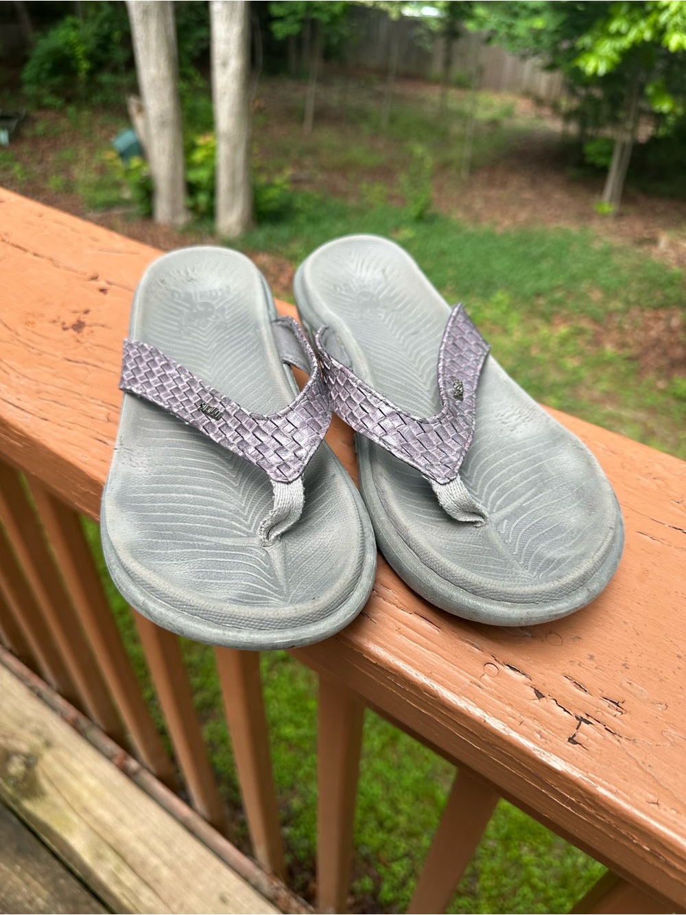 KuaiLu grey flip flop sandals